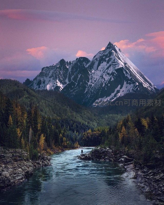 暮色中的雪山与河谷