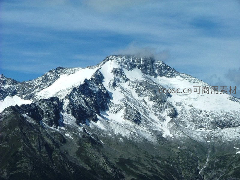 雪峰巍峨耸立云海之巅