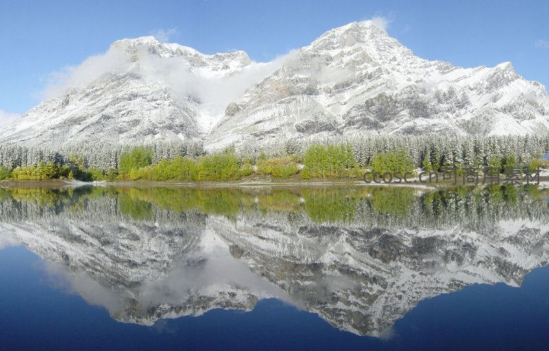 雪覆群峰倒影如画，秋林染金静湖无波