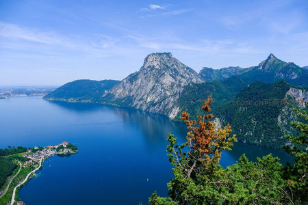 高山环抱湛蓝湖，小镇依水绿意浓