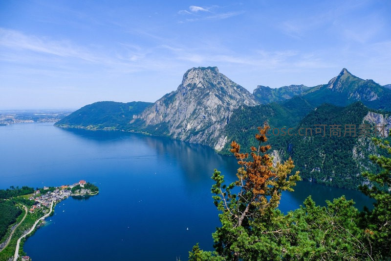 高山环抱湛蓝湖，小镇依水绿意浓