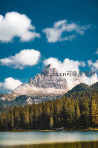 白云缭绕峭壁峰，松海湖光共一色