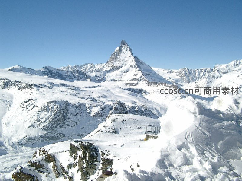 雪峰巍峨，蓝天映衬壮丽山景