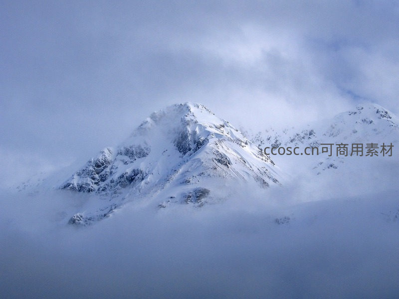 云雾缭绕，雪峰若隐若现如仙境