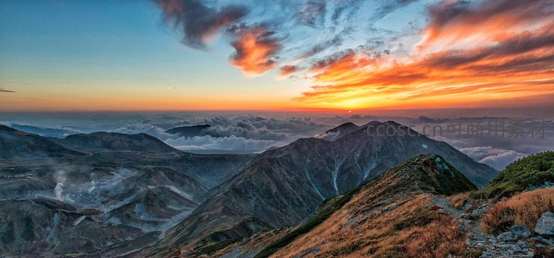 日落云海，群山披金霞染天边