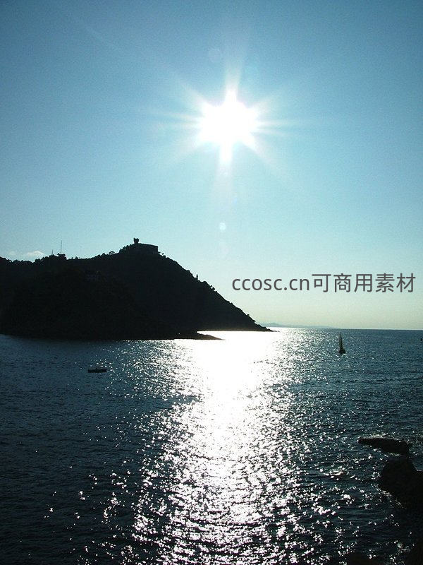 阳光耀海面，岛屿剪影如诗如画