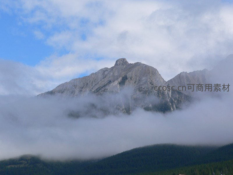 云海缭绕巍峨山峰