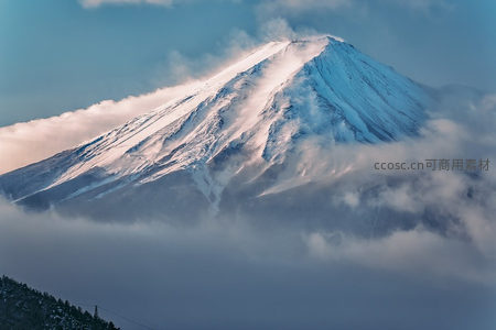 富士山顶云雾缭绕