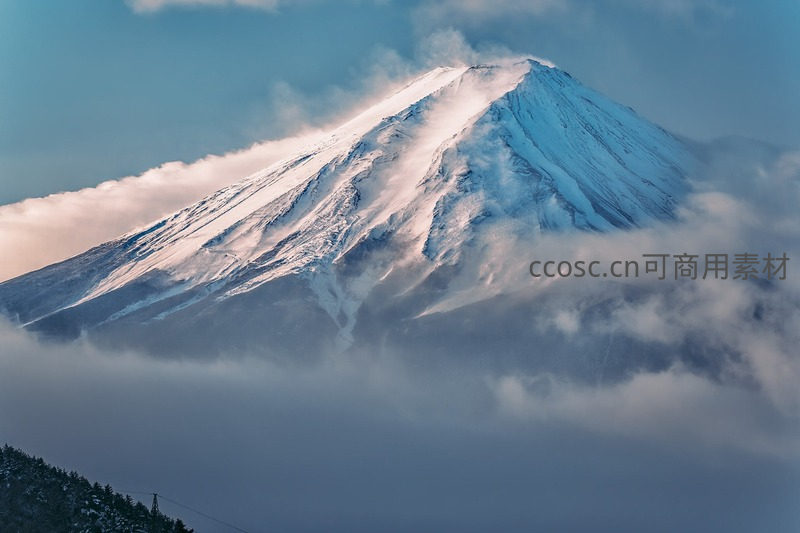 富士山顶云雾缭绕