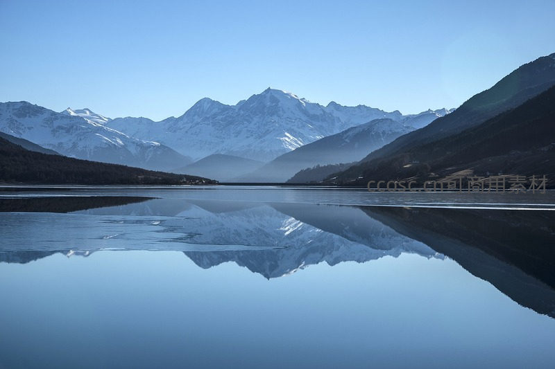 雪山湖泊完美倒影