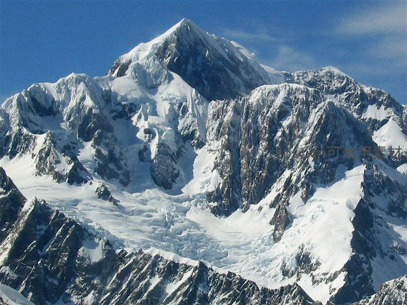 巍峨雪峰：冰川覆盖的雄伟山峦