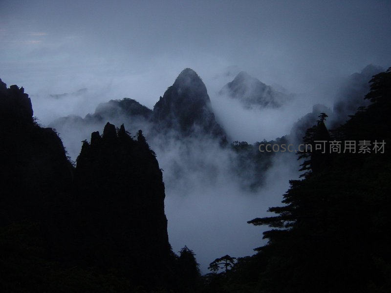 云海缭绕奇峰宛如仙境