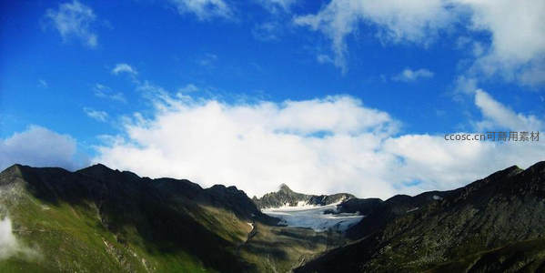 蓝天白云下高山冰川壮阔