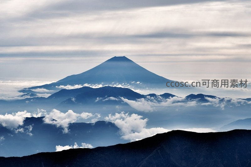 富士山静卧云海之上如诗