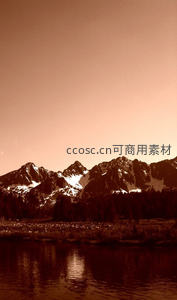 棕褐色调雪山倒映湖面