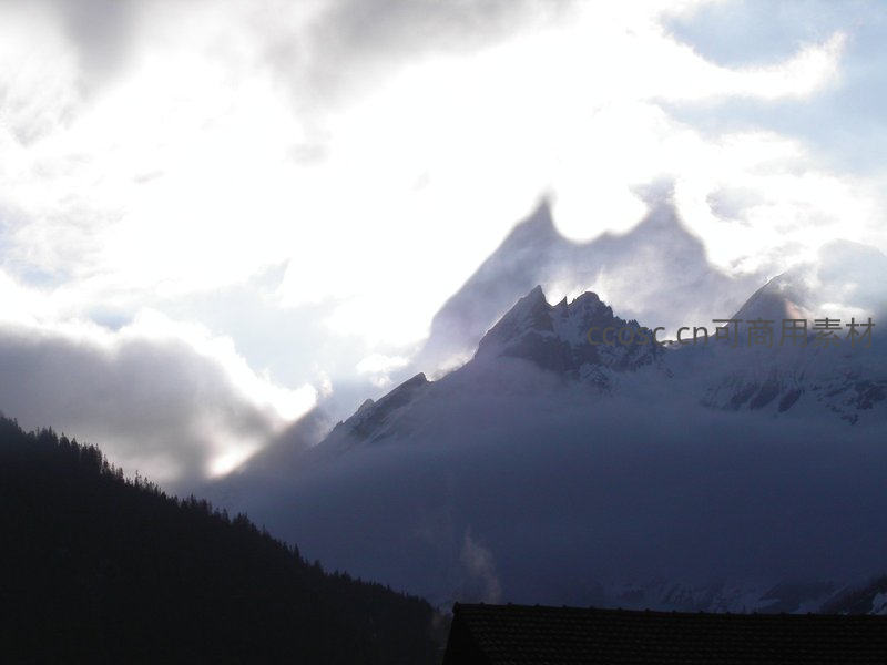 云雾缭绕神秘雪山峰顶