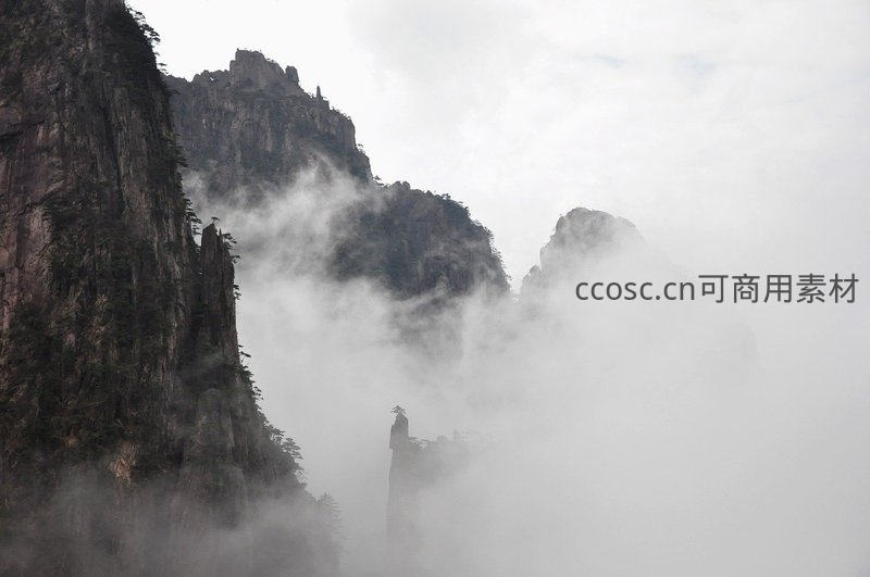 云海翻涌黄山奇峰若隐若现
