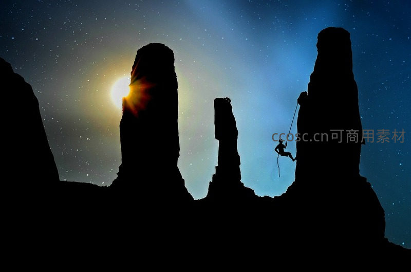 星空下攀岩者挑战巨石