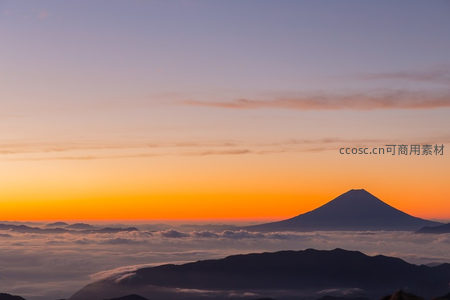 富士山剪影映霞光万丈