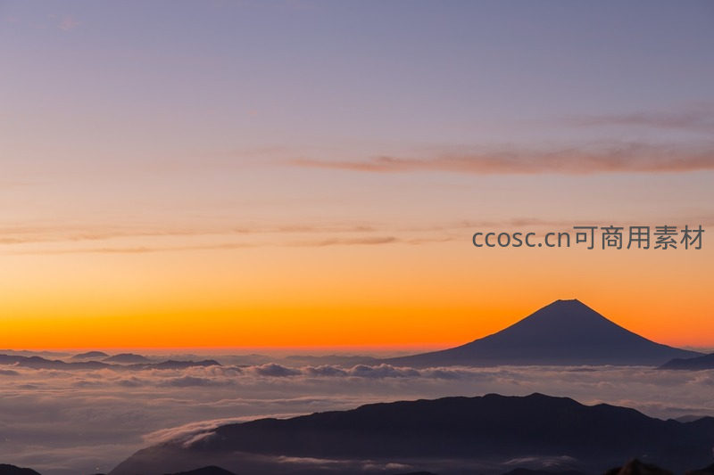 富士山剪影映霞光万丈