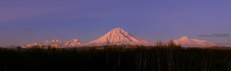 雪覆火山沐浴黄昏余晖
