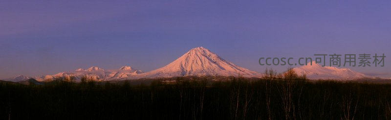 雪覆火山沐浴黄昏余晖