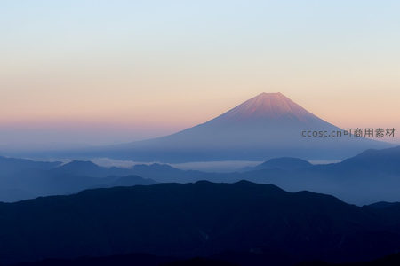 富士山在晨曦中披上粉红霞光