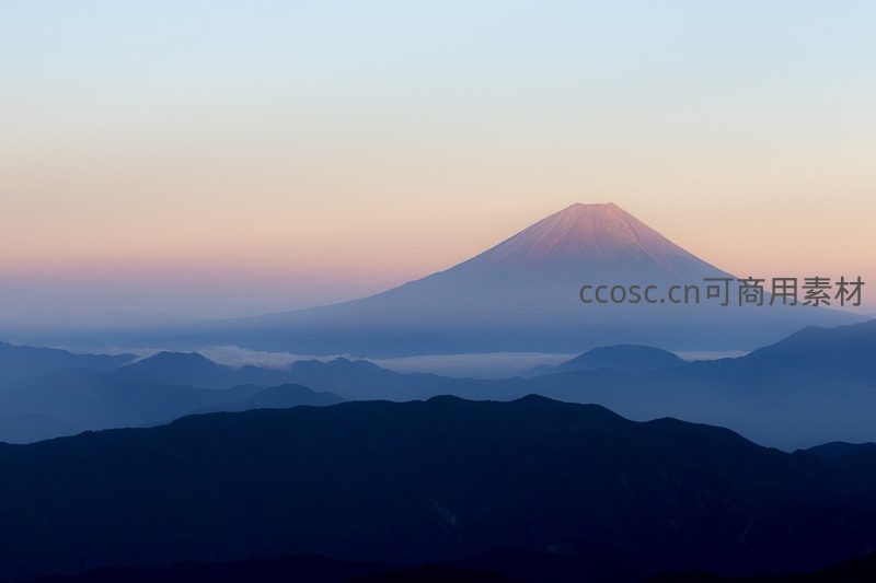 富士山在晨曦中披上粉红霞光