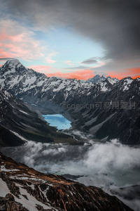 雪山峡谷间湖泊倒映晚霞瑰丽