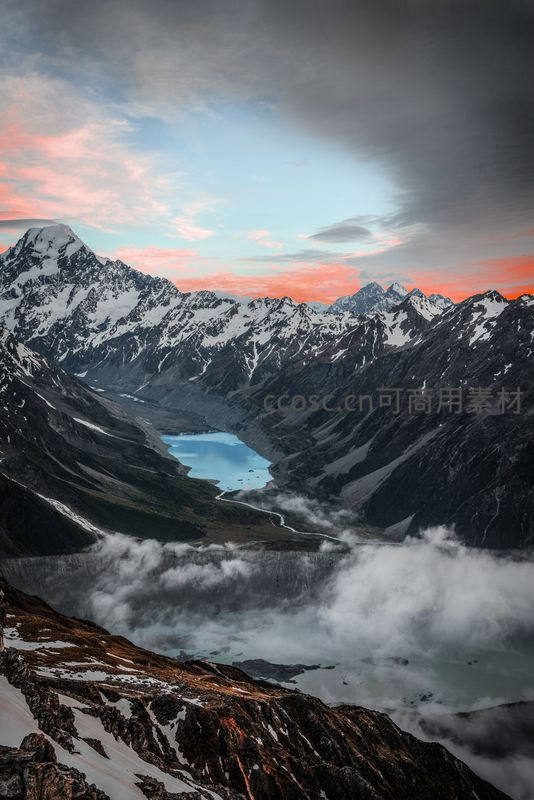 雪山峡谷间湖泊倒映晚霞瑰丽