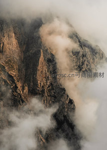 云雾缠绕峭壁展现山体雄浑肌理