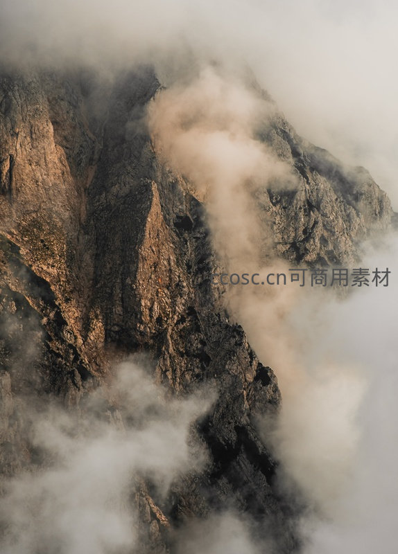 云雾缠绕峭壁展现山体雄浑肌理