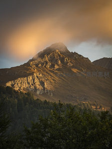 金色霞光笼罩的巍峨山峰