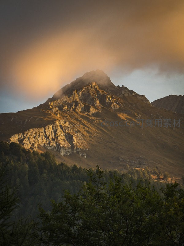 金色霞光笼罩的巍峨山峰