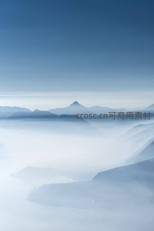 云海之上的层叠山脉剪影
