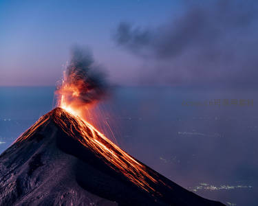 火山喷发时的熔岩与夜空