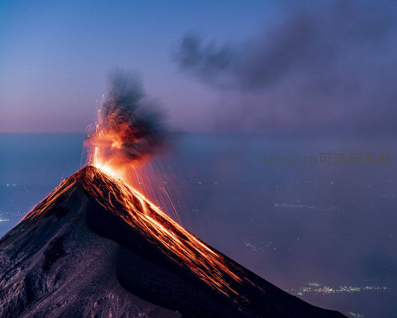 火山喷发时的熔岩与夜空