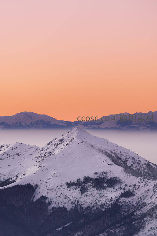 粉紫霞光中，雪覆山巅如梦似幻