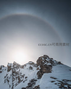 山顶日晕奇观，雪峰环绕神秘光环