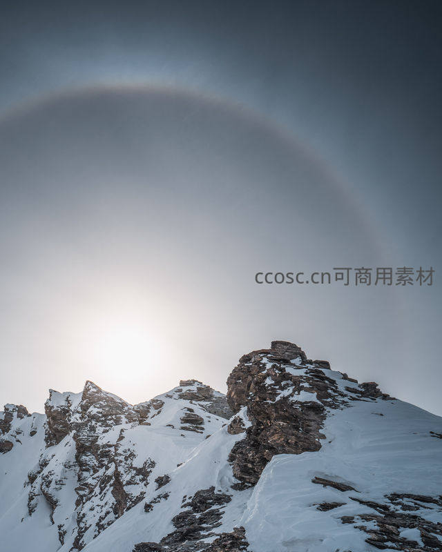 山顶日晕奇观，雪峰环绕神秘光环