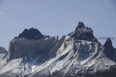 嶙峋巨峰刺天，雪痕斑驳显沧桑
