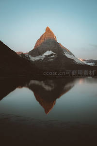 马特洪峰倒影湖，夕照金辉染山巅