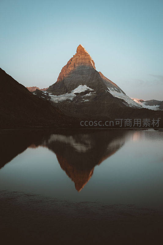 马特洪峰倒影湖，夕照金辉染山巅