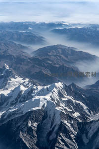 航拍雪域群山峦，云雾缭绕似仙境