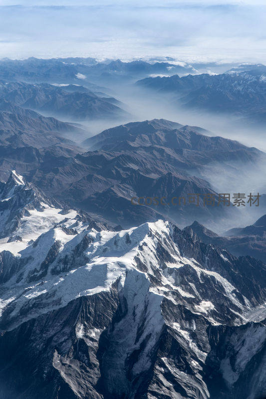 航拍雪域群山峦，云雾缭绕似仙境