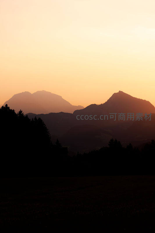 暮色山峦剪影，静谧如画