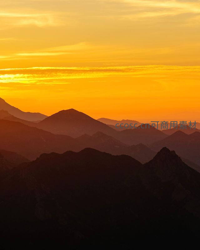 层叠山峰沐浴金色霞光