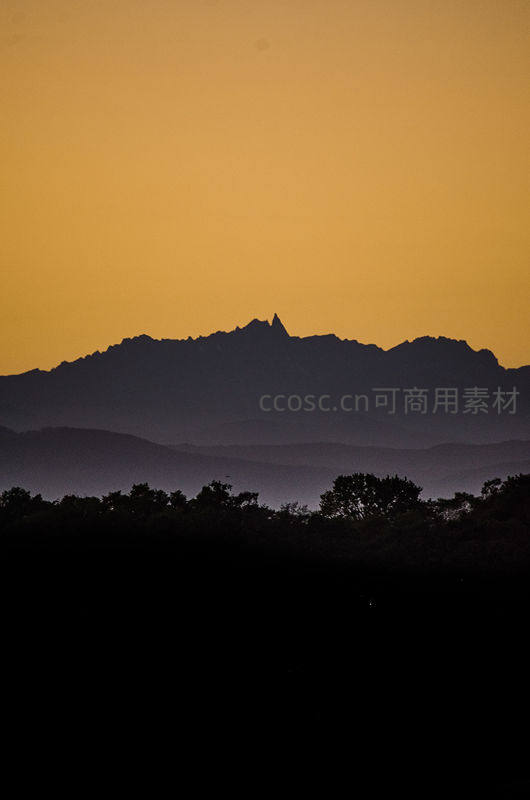 孤峰剪影映衬辉煌夕照
