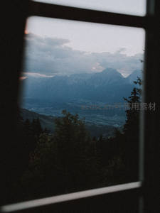窗框里的远山云海秘境