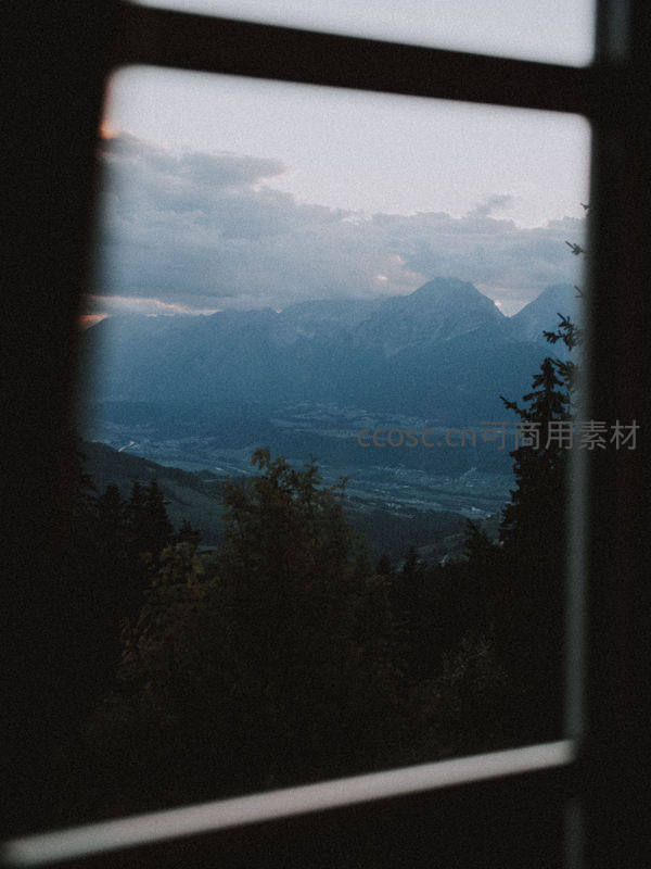 窗框里的远山云海秘境